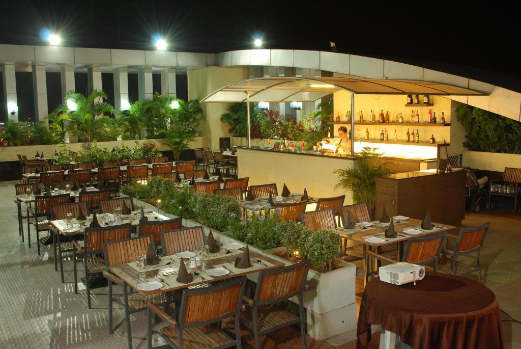 Отель Ambience Executive Pimpri-Chinchwad Ресторан фото