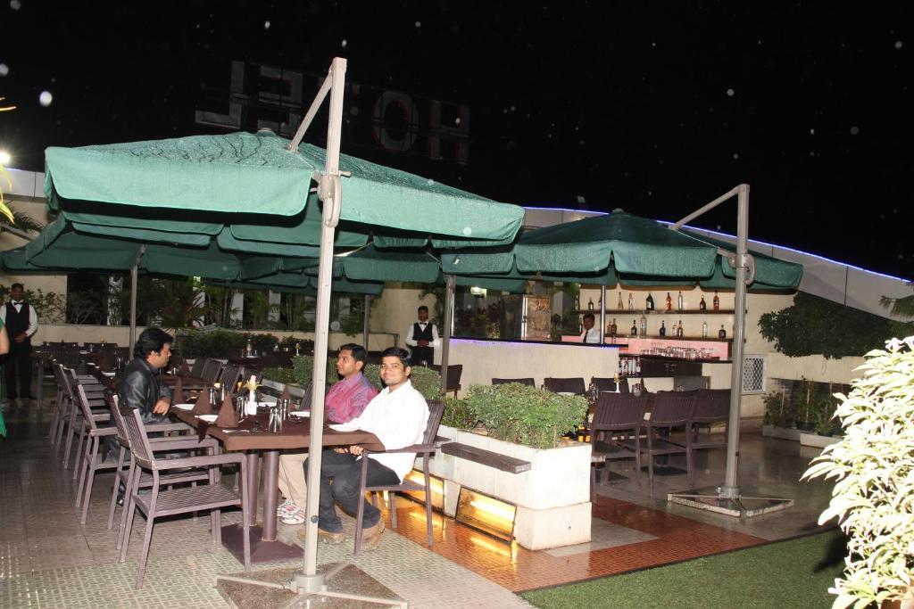 Отель Ambience Executive Pimpri-Chinchwad Ресторан фото